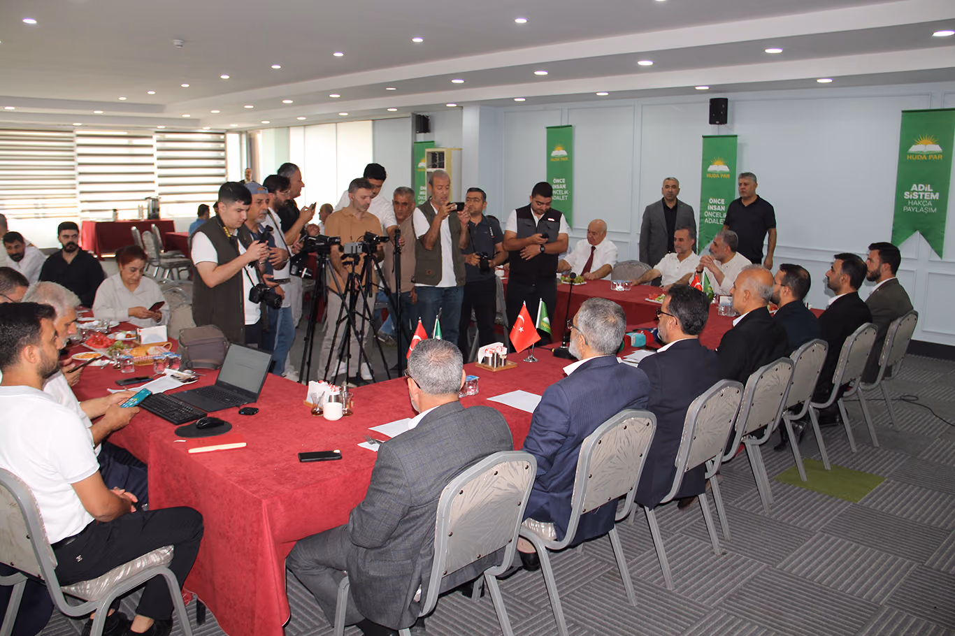 KOLTUKLARI BİR KENARA BIRAKIP HALKIN İÇİNDE OLACAĞIZ (3)