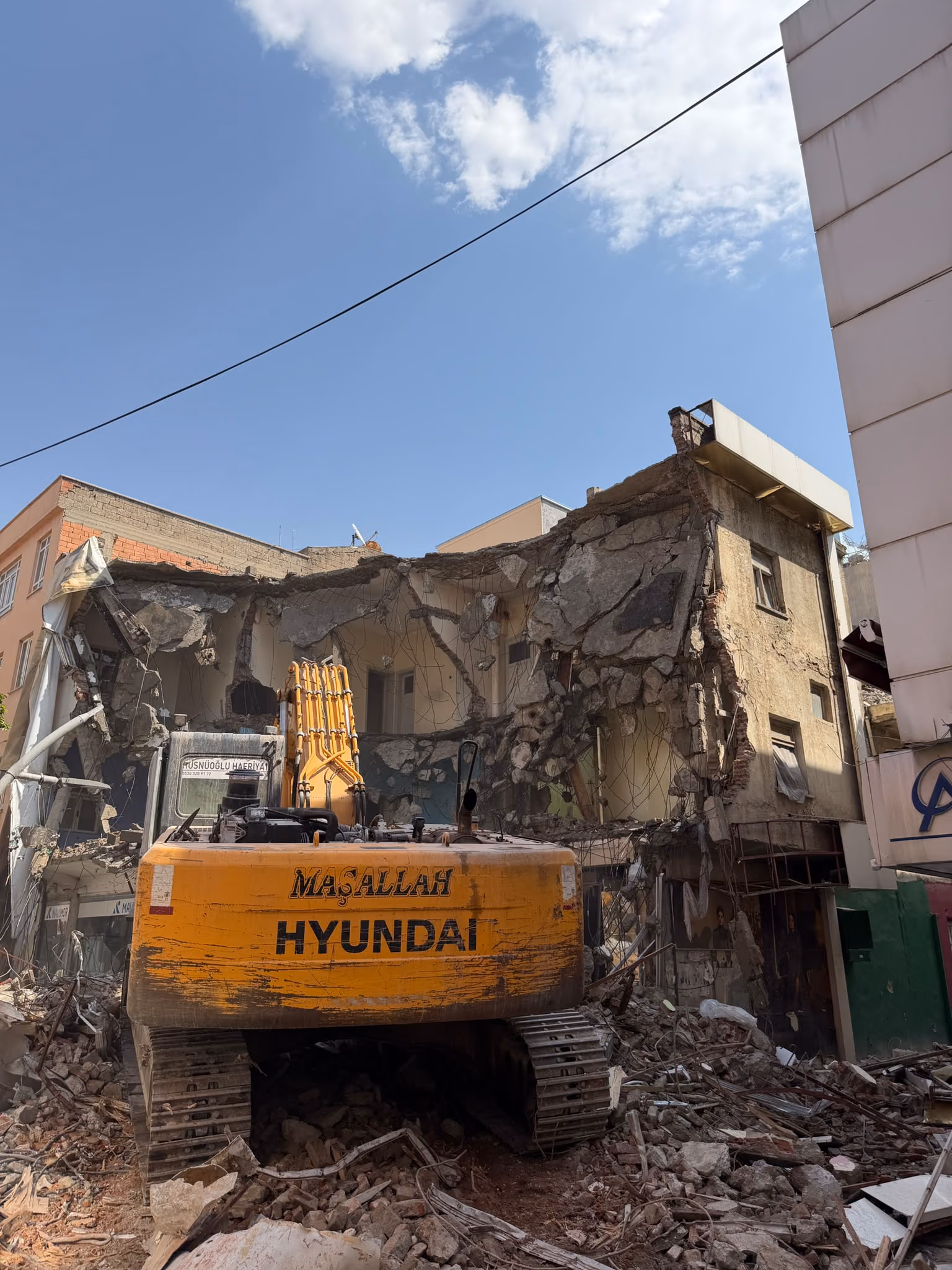 MEYDAN’DA İKİ RİSKLİ BİNA YIKILDI (2)