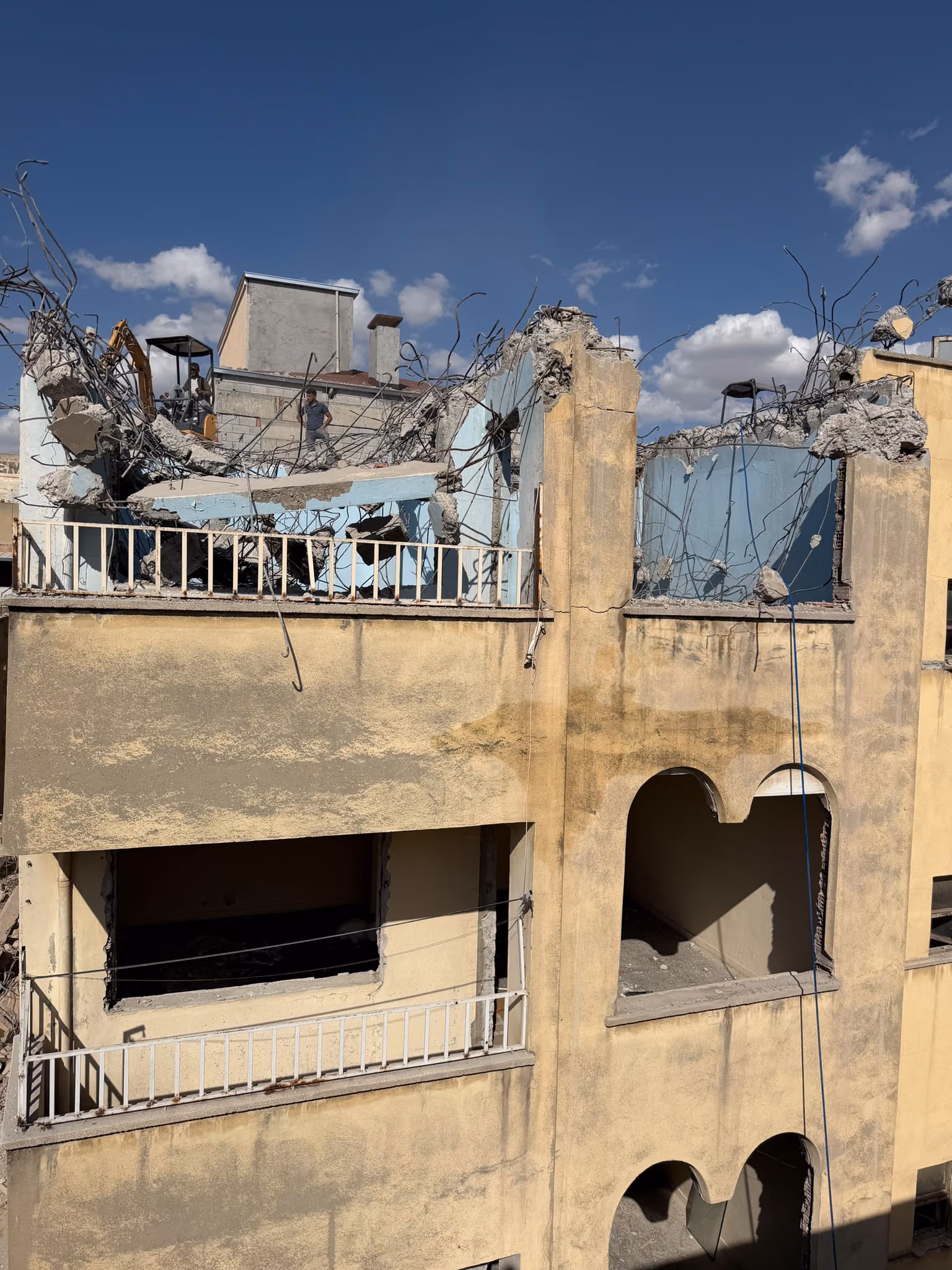 MEYDAN’DA İKİ RİSKLİ BİNA YIKILDI (2)