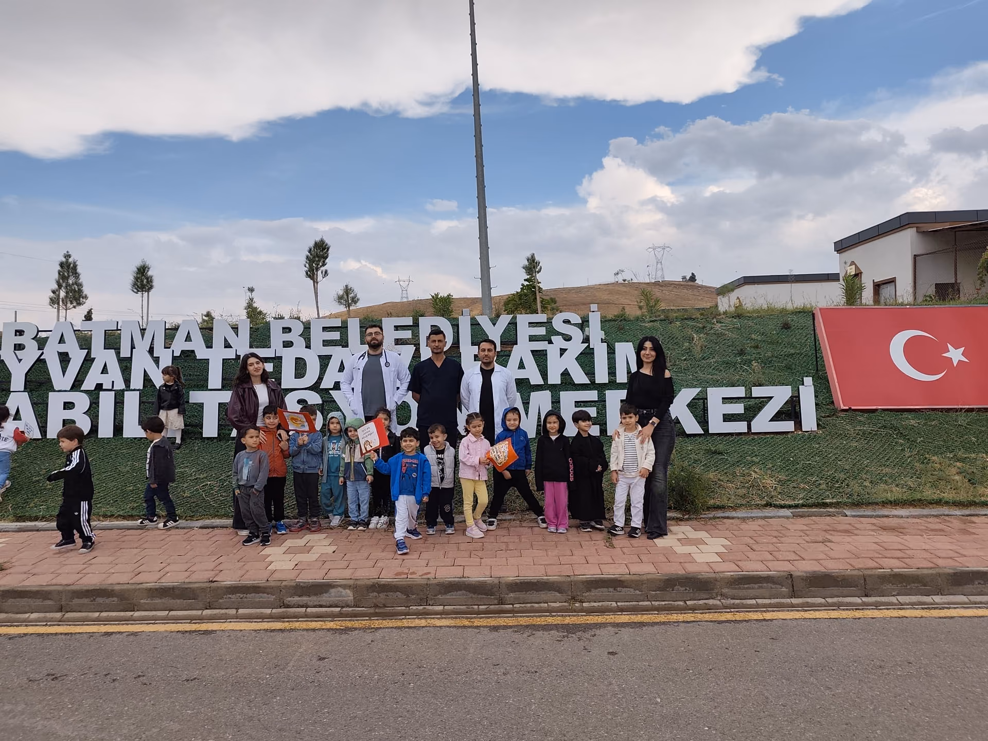 ÖĞRENCİLER HAYVAN BAKIM MERKEZİNİ GEZDİ (2)