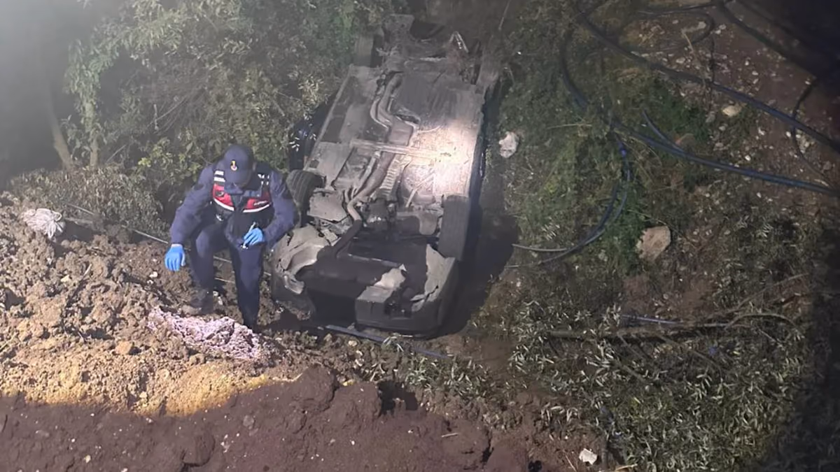 BATMAN’DA OTOMOBİL UÇURUMA YUVARLANDI (2)