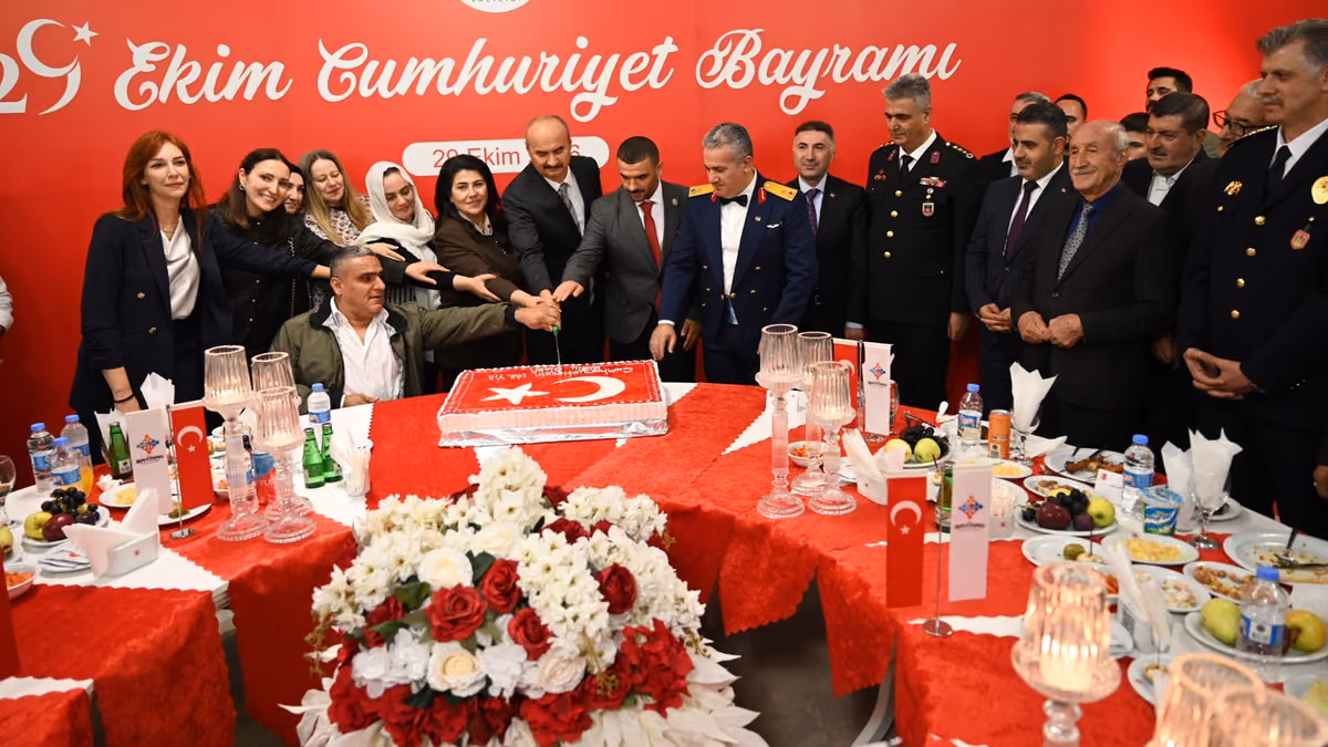 29 EKİM KUTLAMALARI KABUL TÖRENİYLE SONA ERDİ (2)