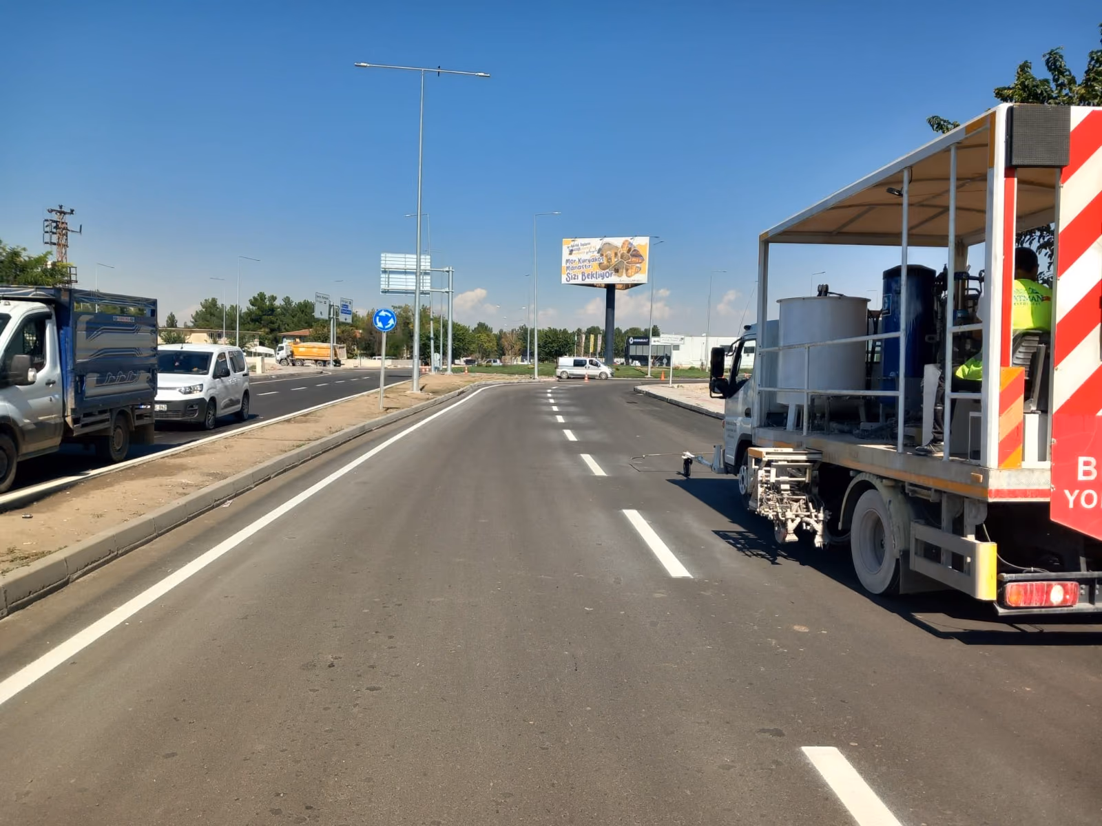 8 KİLOMETRELİK YOL ÇİZGİSİ YENİLENDİ (3)