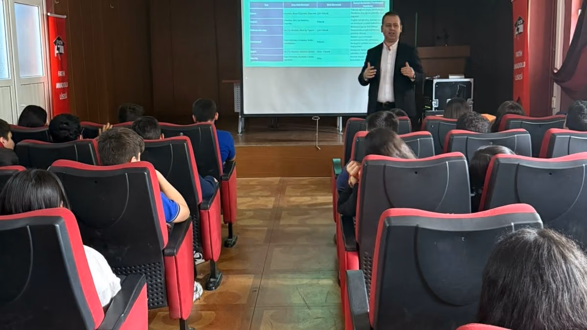AKADEMİSYENLER 6 LİSEDE ÖĞRENCİLERLE BULUŞTU (1)