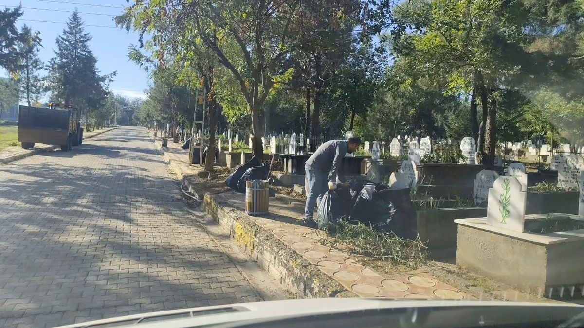 ASRİ MEZARLIĞI’NDA KAPSAMLI BAKIM ÇALIŞMASI (3)