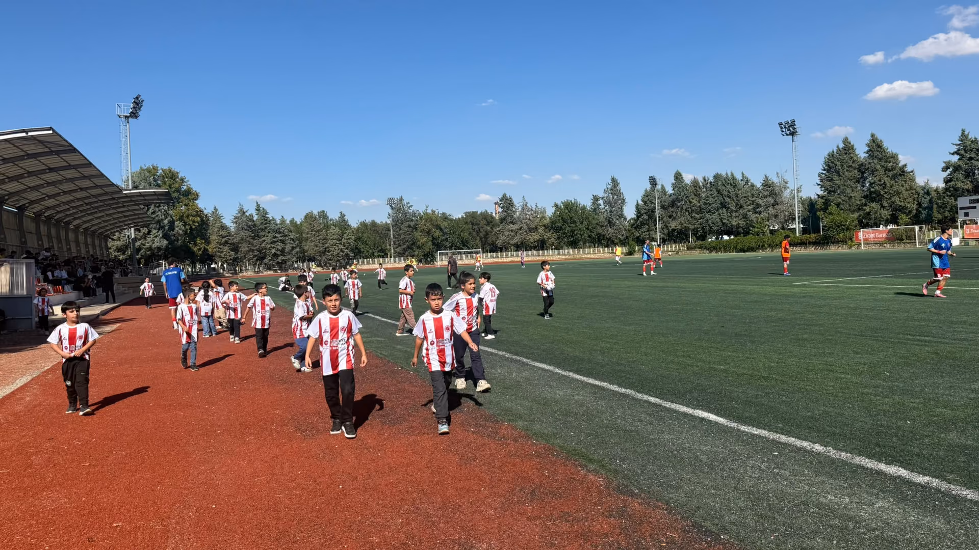 ATATÜRK İLKOKULUNDA MİNİKLERE PETROLSPOR FORMASI SÜRPRİZİ (3)
