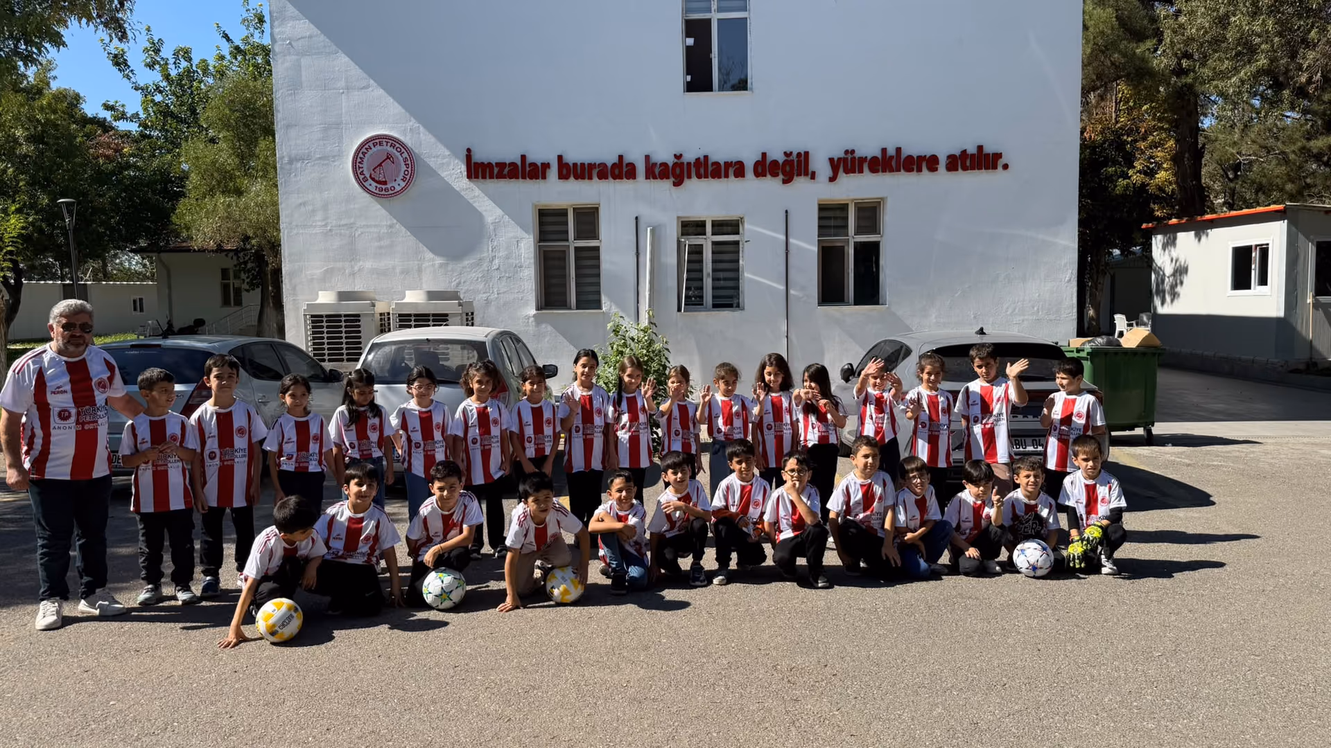 ATATÜRK İLKOKULUNDA MİNİKLERE PETROLSPOR FORMASI SÜRPRİZİ (4)
