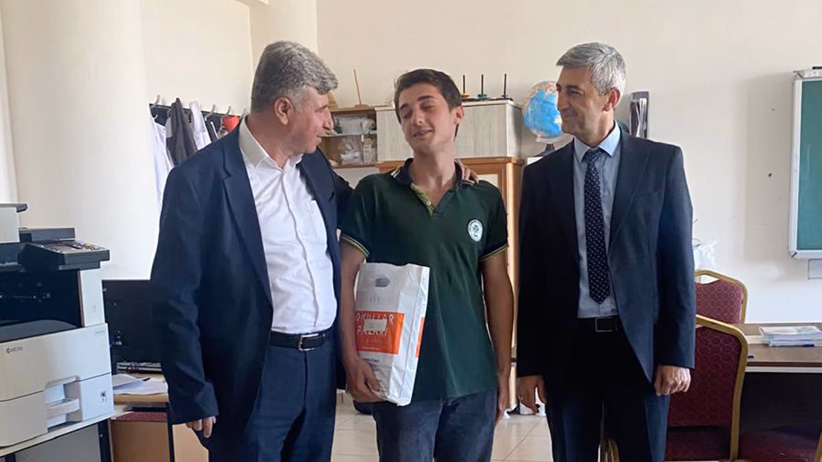 BAŞKAN ÖZHAN’DAN ÜNİVERSİTE ADAYLARINA KİTAP DESTEĞİ (1)