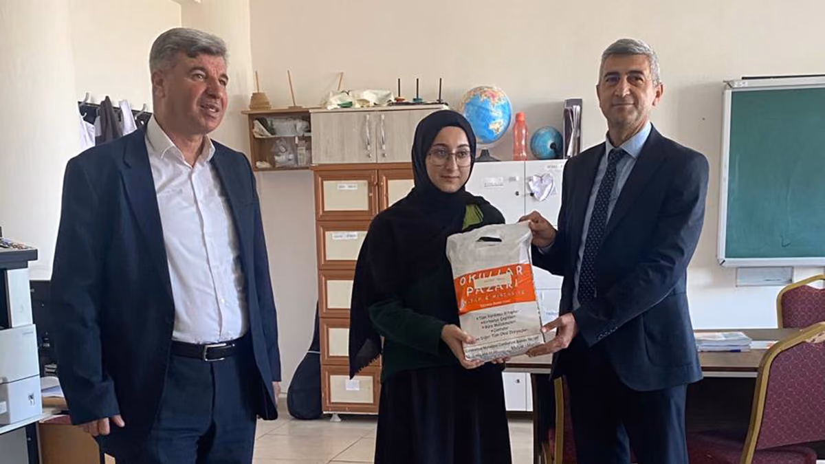 BAŞKAN ÖZHAN’DAN ÜNİVERSİTE ADAYLARINA KİTAP DESTEĞİ (2)
