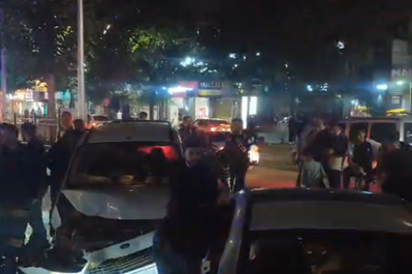 BATMAN'DA İKİ ARAÇ ÇARPIŞTI, 4 KİŞİ YARALANDI (3)
