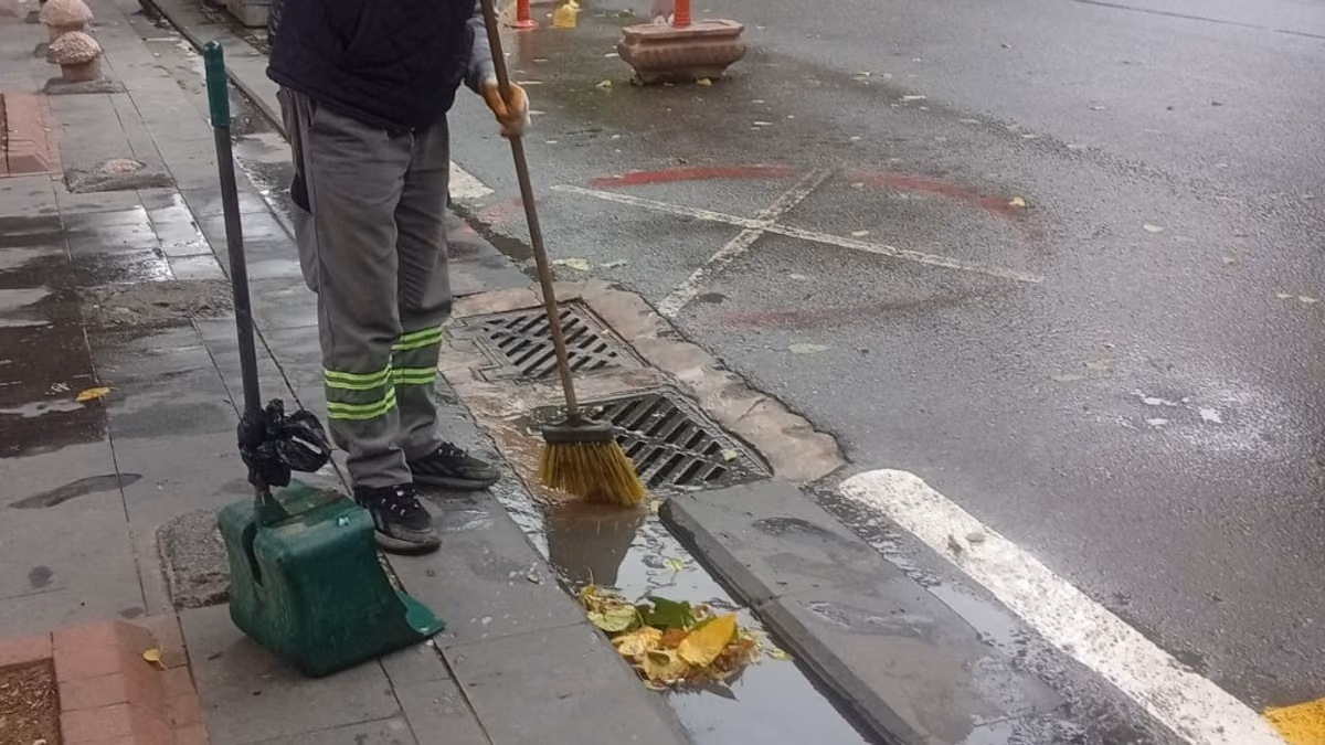 BELEDİYE YAĞMURA KARŞI HAREKETE GEÇTİ (1)