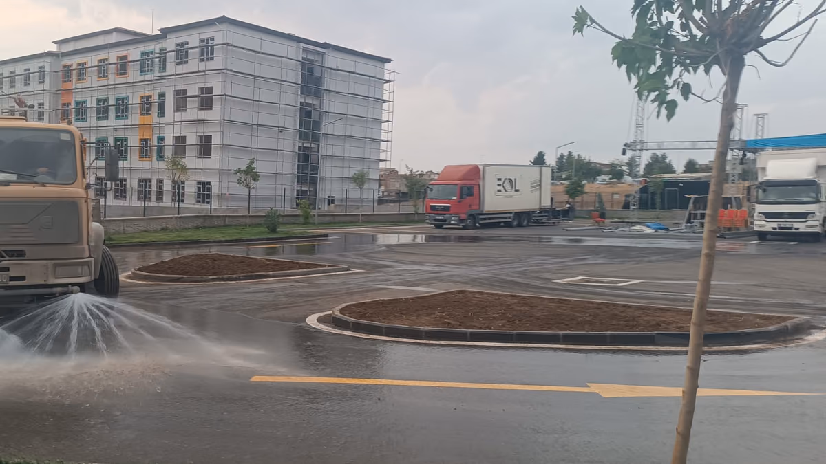 CADDELER VE PARKLAR TEMİZLENİYOR (2)