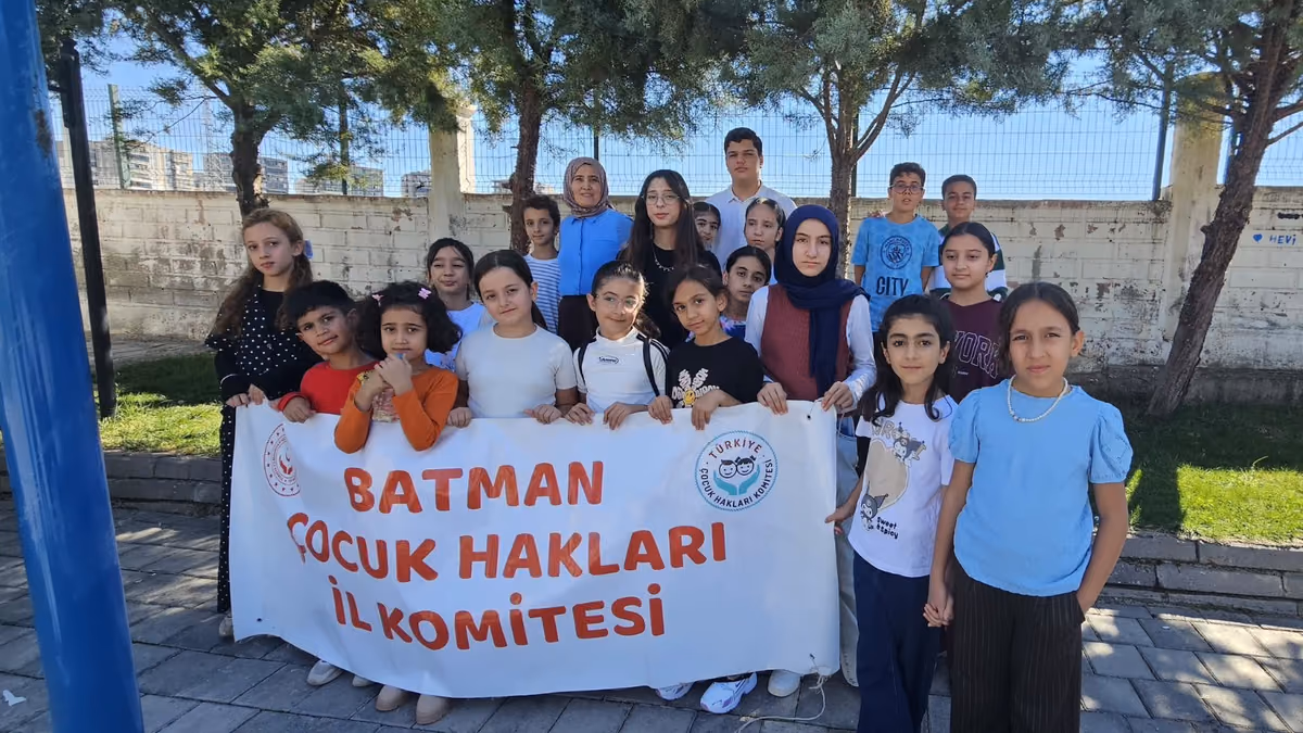 ÇOCUKLAR DUVARLARI RENKLENDİRDİ (1)