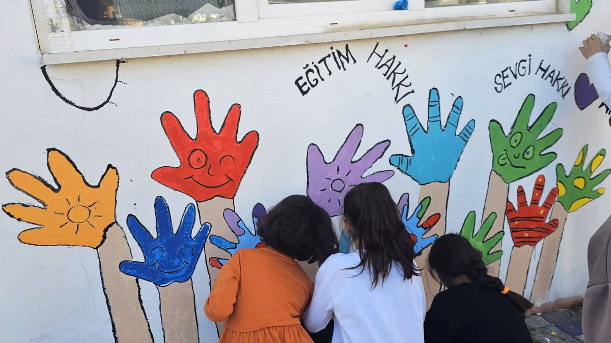 ÇOCUKLAR DUVARLARI RENKLENDİRDİ (2)