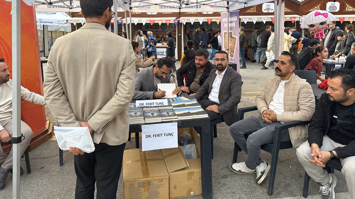 DR. FERİT TUNÇ, BATMAN KİTAP FUARI’NDA OKURLARIYLA BULUŞTU (1)