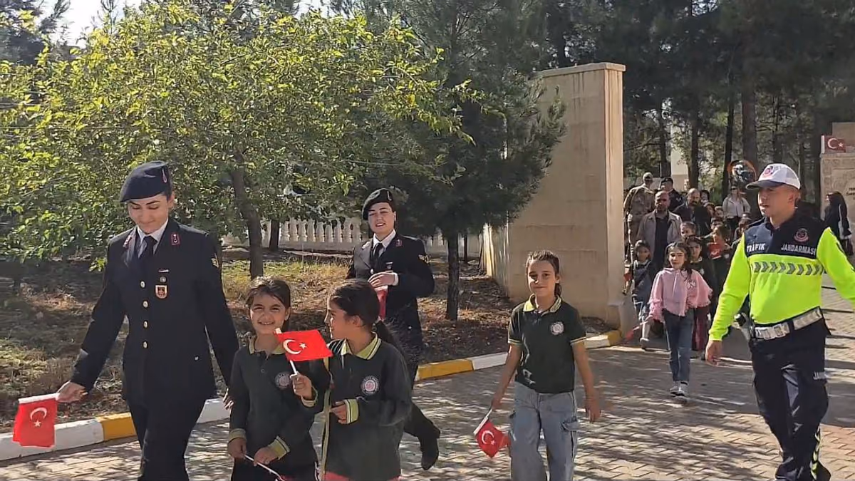 GERCÜŞ’TE ÖĞRENCİLER JANDARMAYI YAKINDAN TANIDI (3)