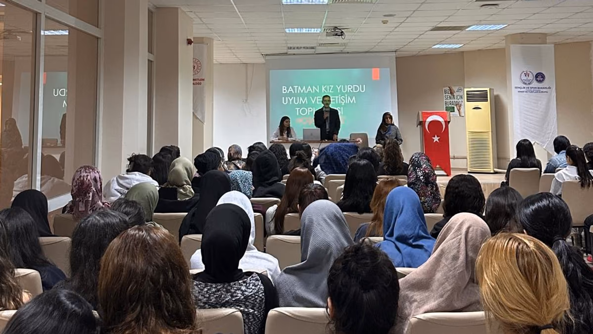 KIZ ÖĞRENCİ YURDUNDA YENİ ÖĞRENCİLERE UYUM EĞİTİMİ (1)