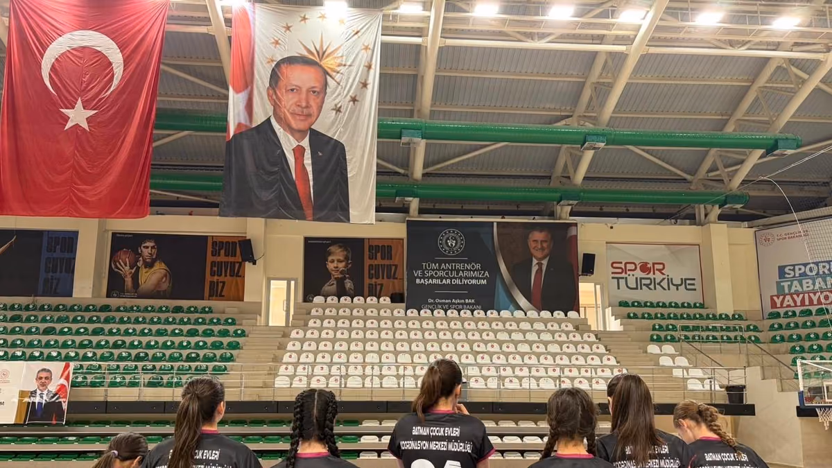 KIZ VOLEYBOL TAKIMI MARDİN’DEN GALİBİYETLE DÖNDÜ (2)