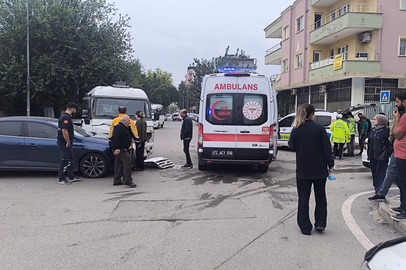 MİNİBÜS İLE OTOMOBİL ÇARPIŞTI (2)