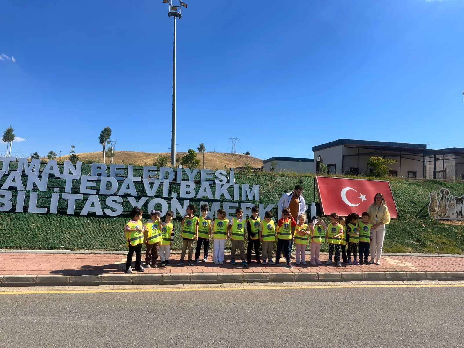 MİNİK ÖĞRENCİLERDEN HAYVANLARA SEVGİ DOLU ZİYARET (1)