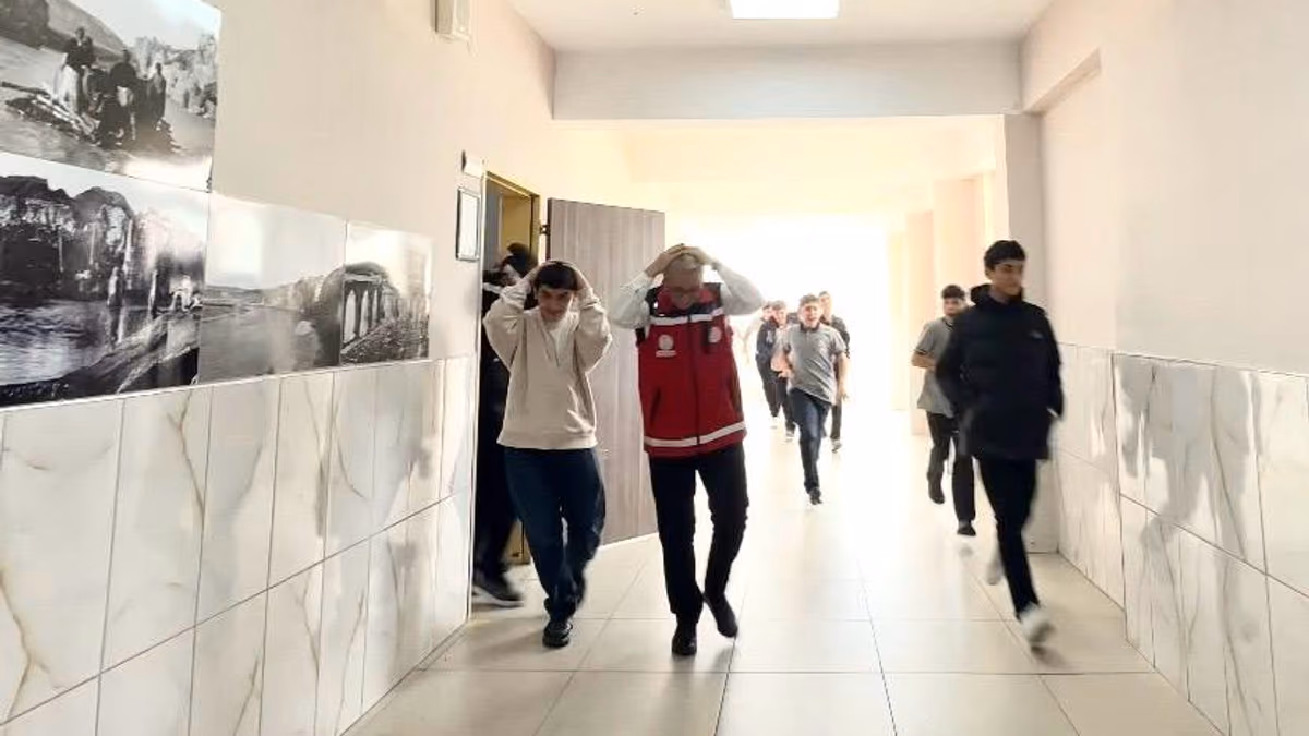 OKULLARDA EŞ ZAMANLI AFET TATBİKATI (1)