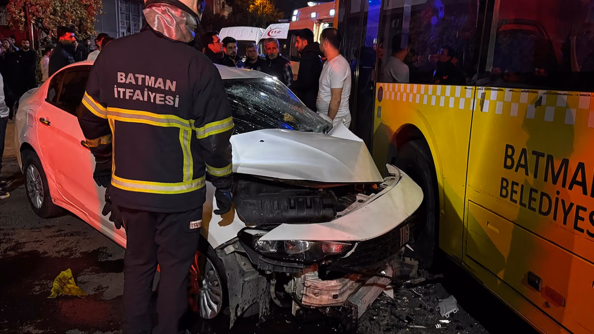 OTOMOBİL BELEDİYE OTOBÜSÜNE ÇARPTI 2 YARALI (1)