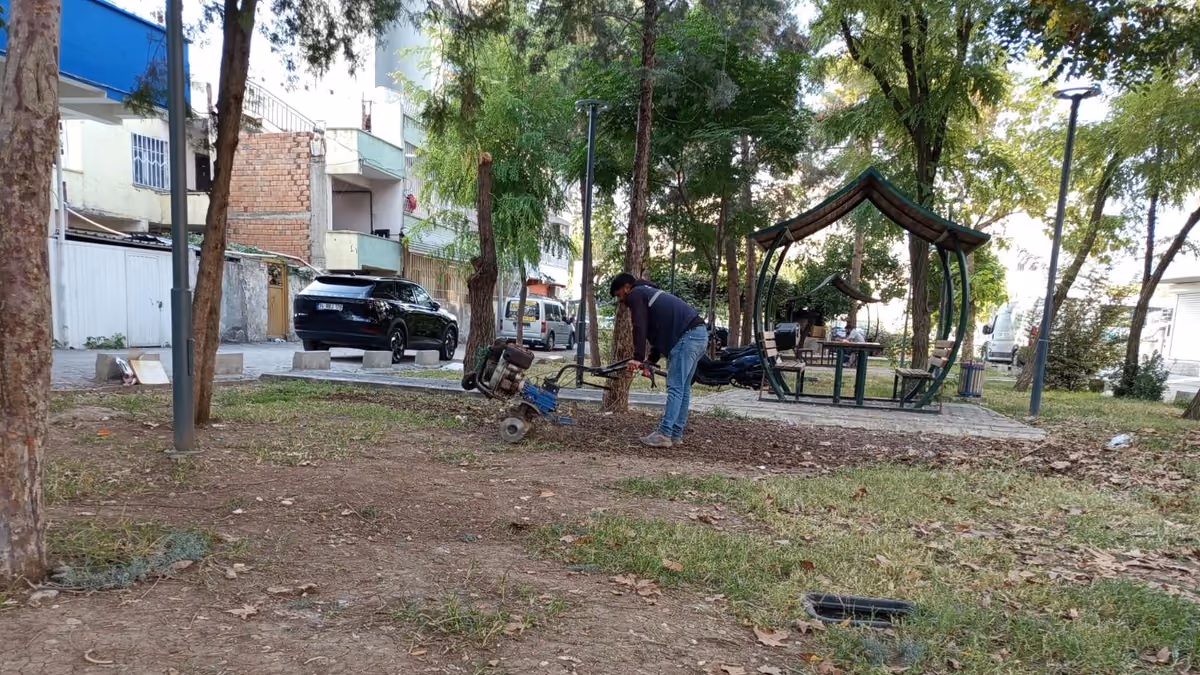 ŞİRİNEVLER MAHALLESİ’NDE İKİ PARK YENİLENİYOR (1)