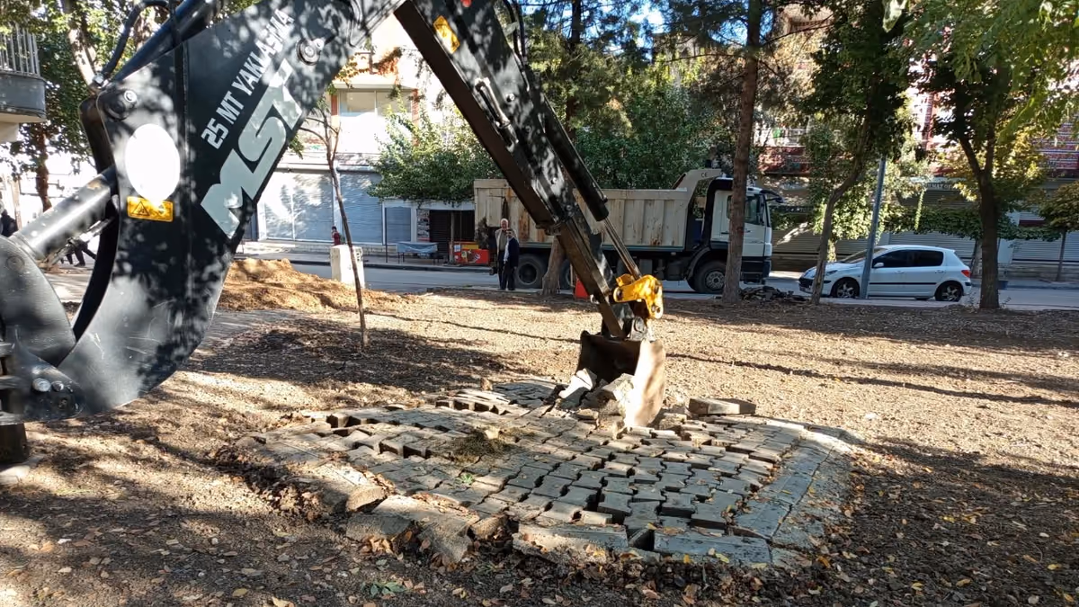 ŞİRİNEVLER MAHALLESİ’NDE İKİ PARK YENİLENİYOR (2)