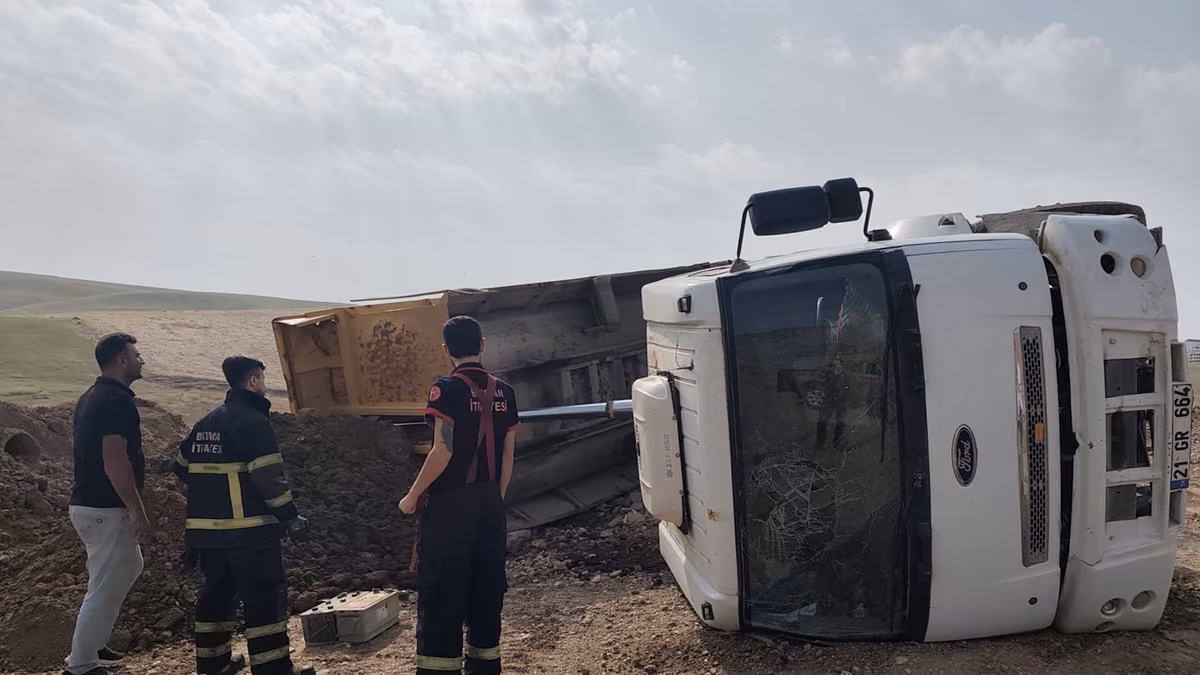 TOPRAK YÜKLÜ TIR YOLDAN ÇIKARAK YAN YATTI (1)