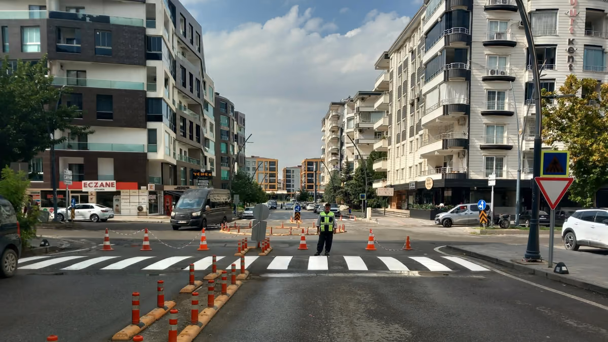 TRAFİK GÜVENLİĞİ İÇİN YOLLAR YENİLENİYOR (1)