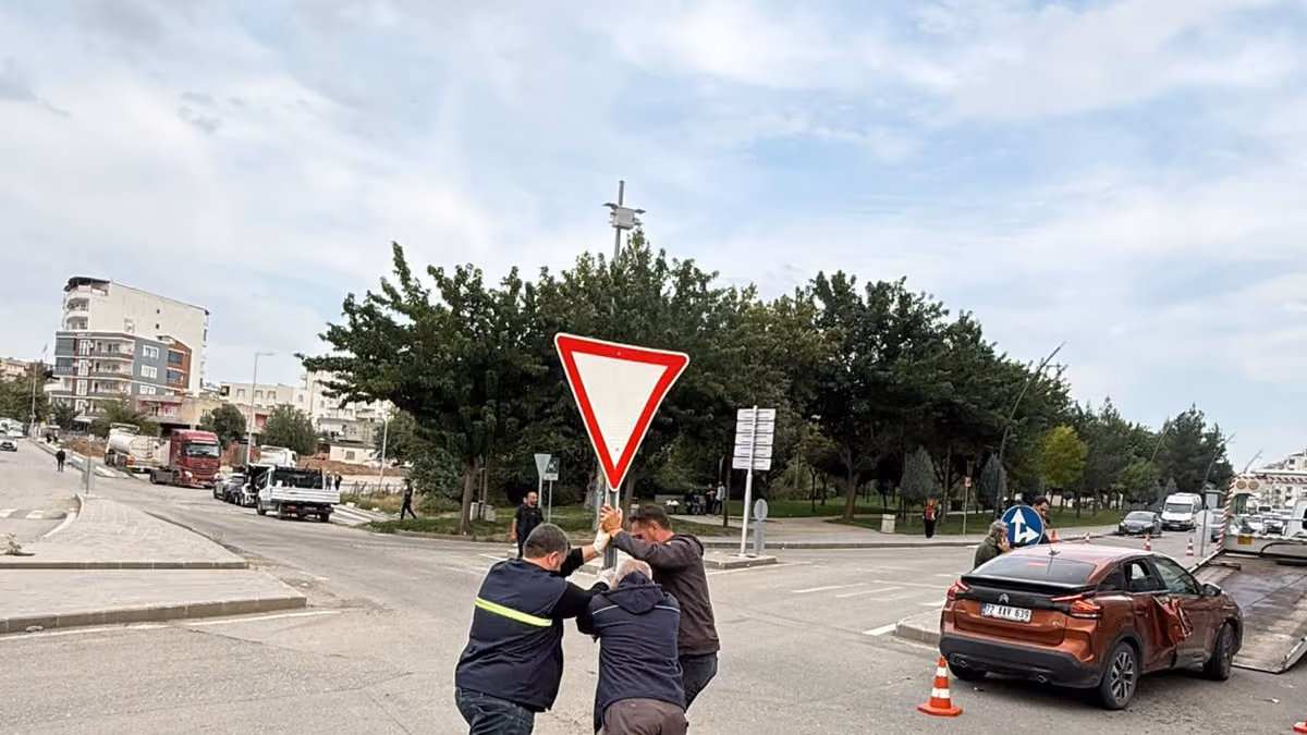 TRAFİK GÜVENLİĞİ İÇİN YOLLAR YENİLENİYOR (2)