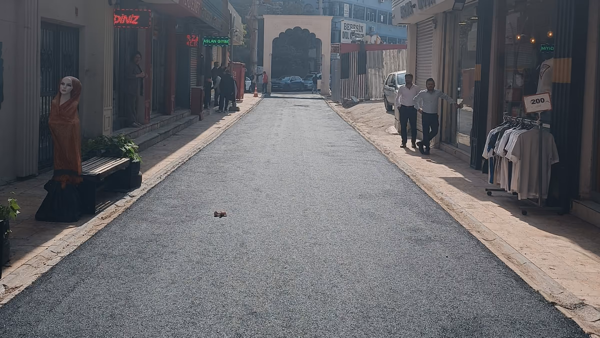 VALİ CANALP’İN TALİMATIYLA HASANKEYF SOKAĞI ASFALTLANDI