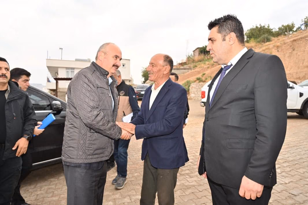 VALİ CANALP SABAHIN İLK SAATLERİNDE KÖY KÖY VATANDAŞLARI DİNLİYOR (1)