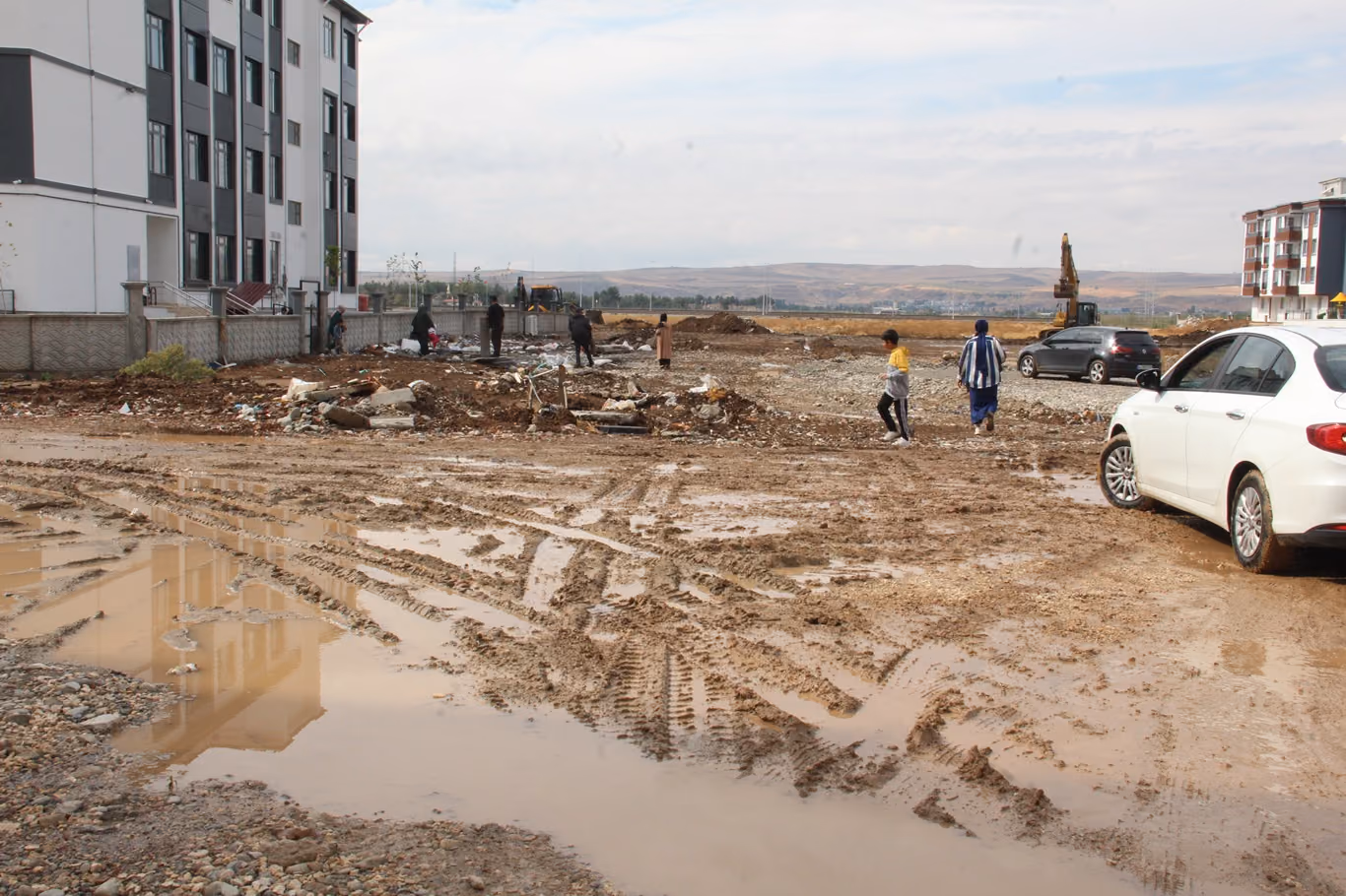 YAĞMUR YOLLARI ÇAMURA ÇEVİRDİ MAHALLELİ ALTYAPI BEKLİYOR (2)