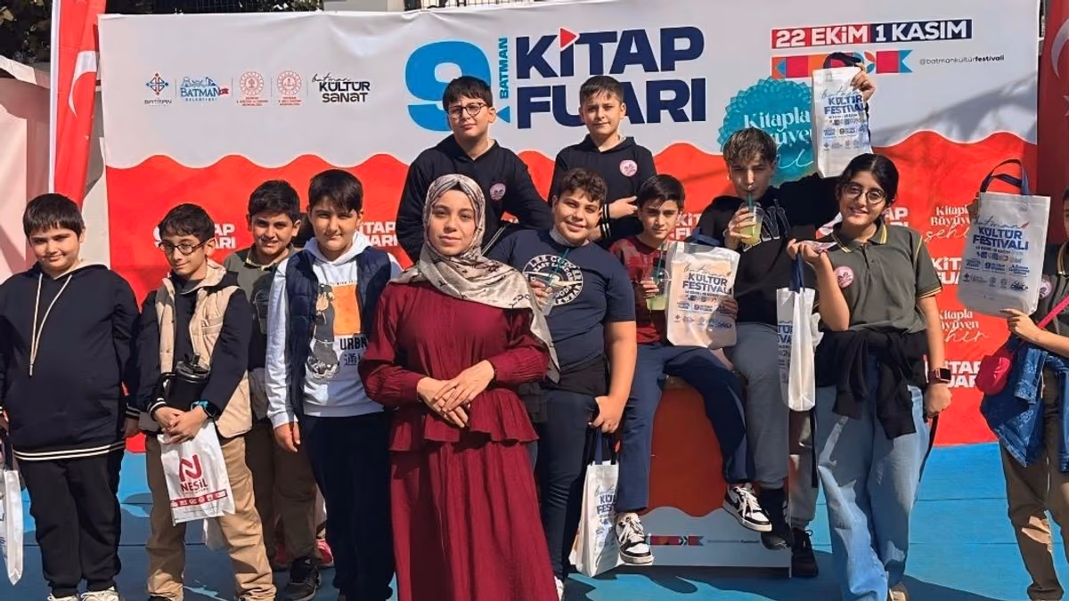 YAZAR YASEMİN DİNÇ, BATMAN KİTAP FUARI’NDA OKURLARIYLA BULUŞTU (4)