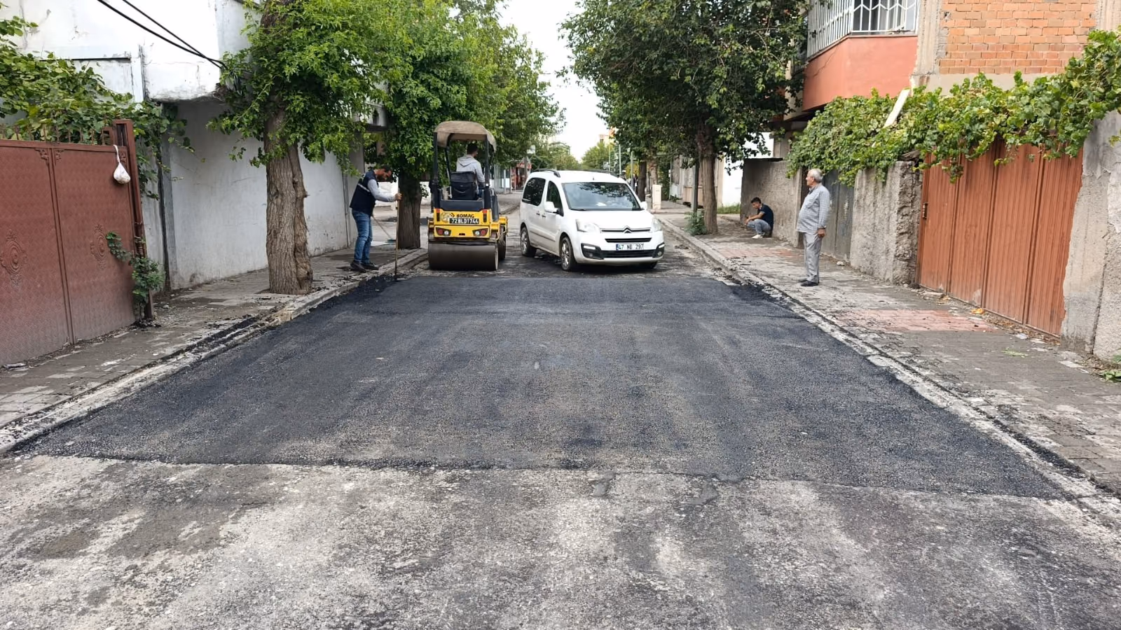 YOL VE KALDIRIM ÇALIŞMALARI SÜRÜYOR (2)