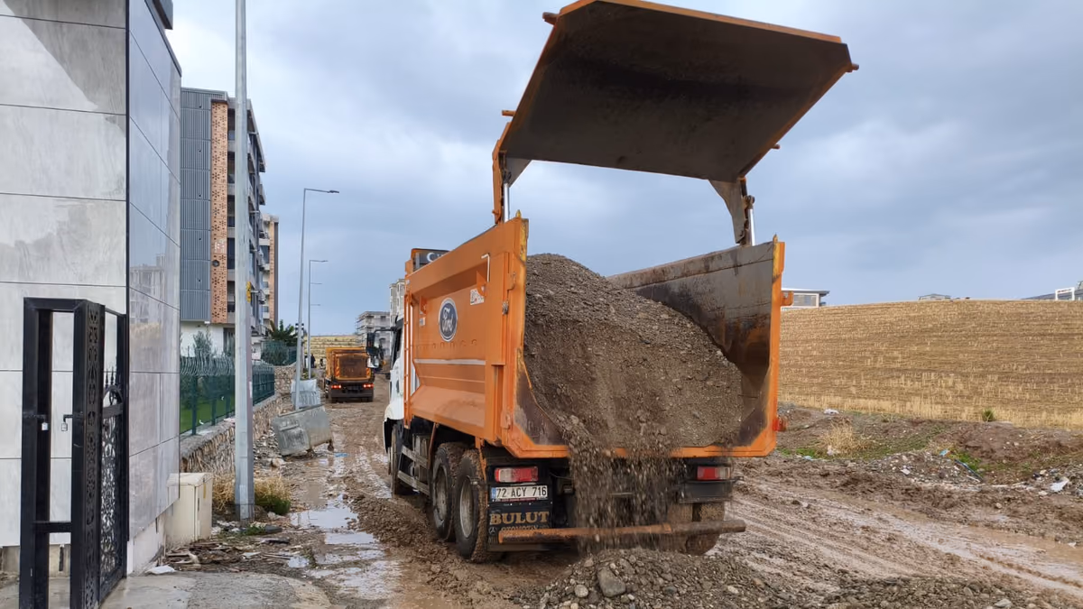 YOL VE ÜSTYAPI ÇALIŞMALARI SÜRÜYOR (3)