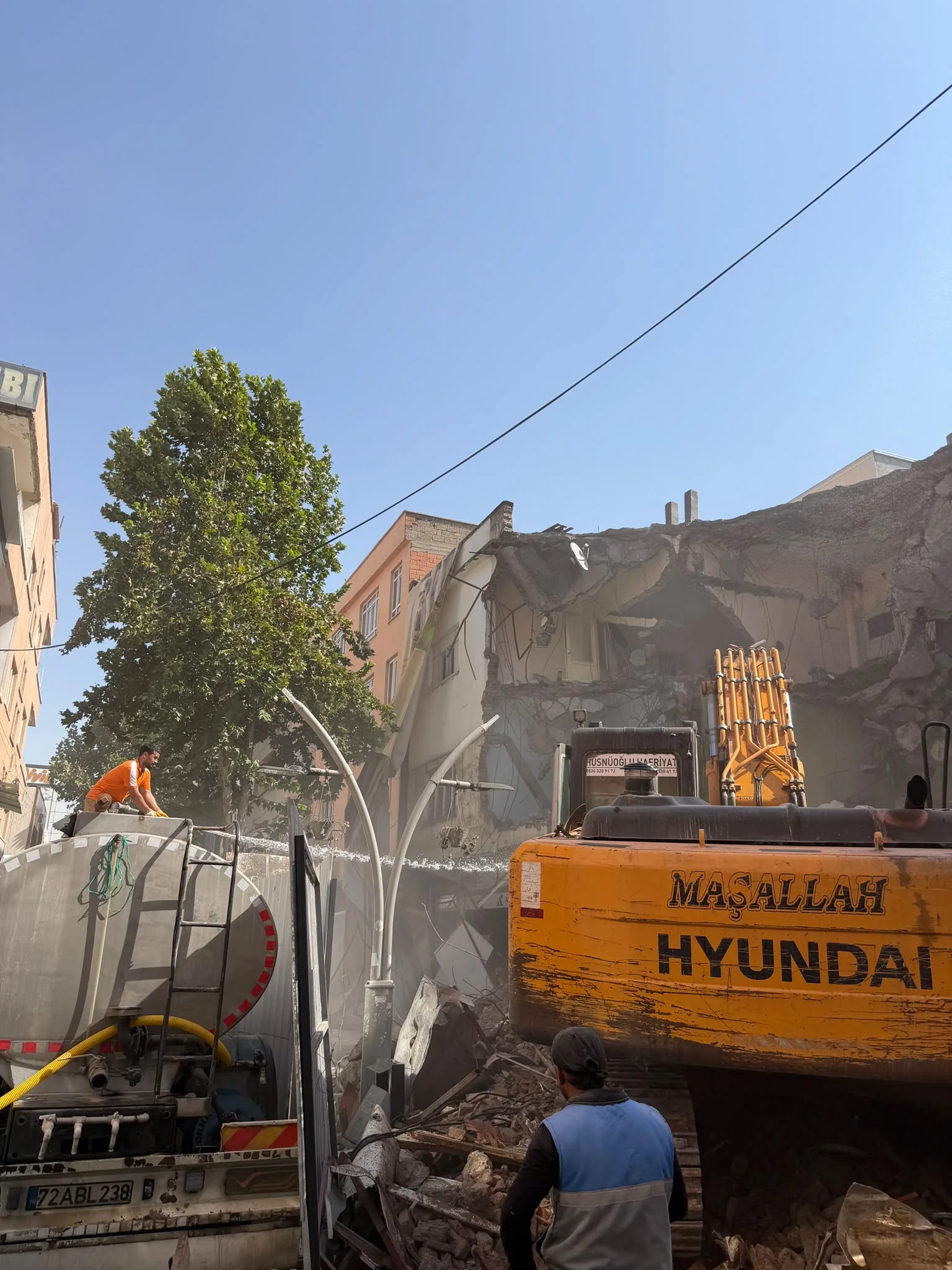 MEYDAN’DA İKİ RİSKLİ BİNA YIKILDI