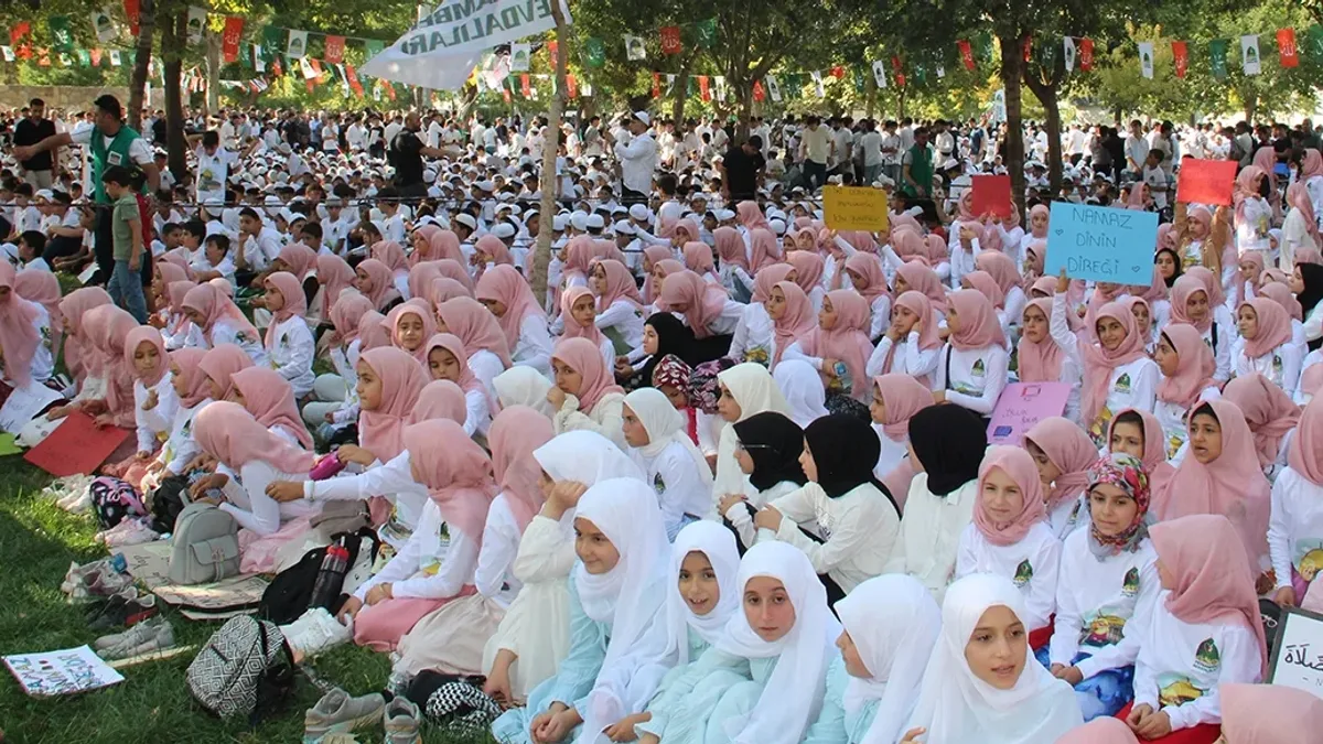 ŞİMŞEK: “HEDEFİMİZ NAMAZ KILAN BİR NESİL”