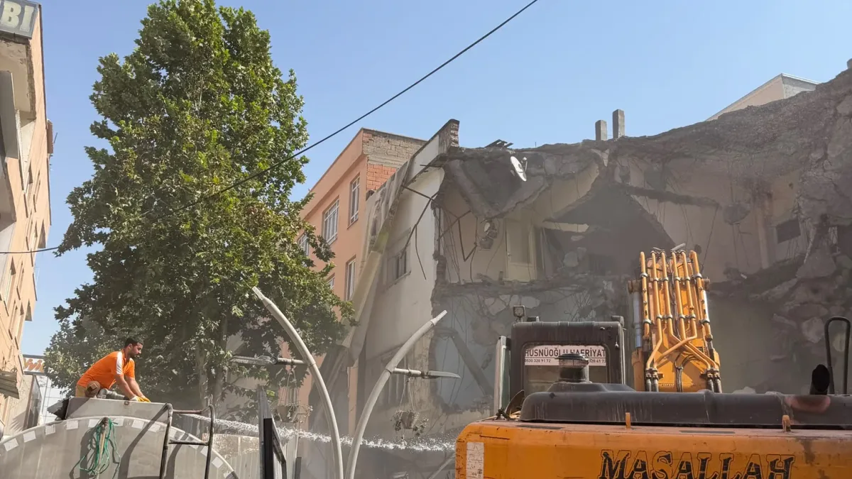MEYDAN’DA İKİ RİSKLİ BİNA YIKILDI