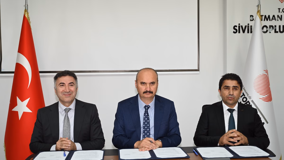 ÜNİVERSİTE VE KAMU KURUMLARI ARASINDA EĞİTİM İŞ BİRLİĞİ