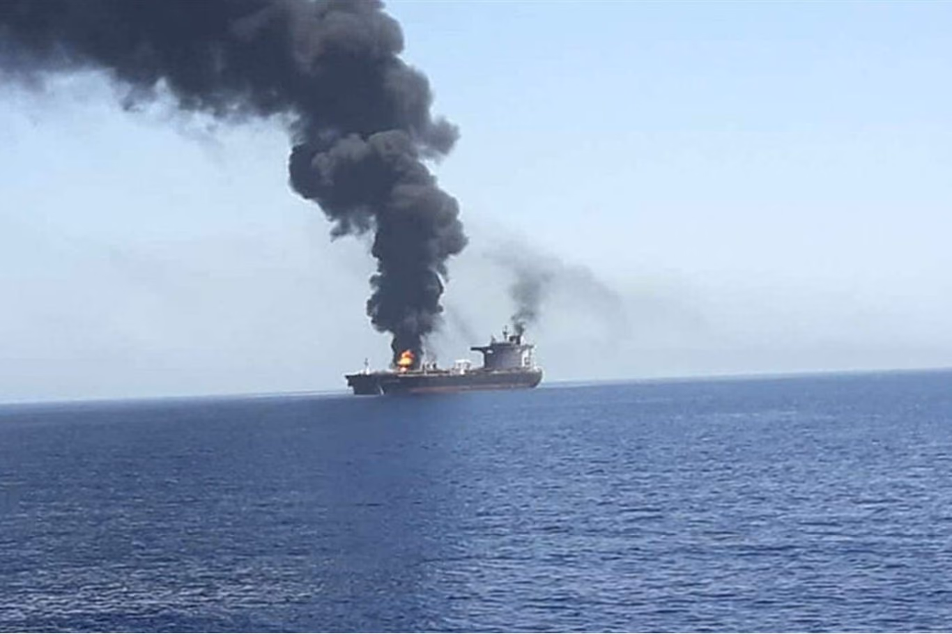 KATAR AÇIKLARINDA TANKER VURULDU