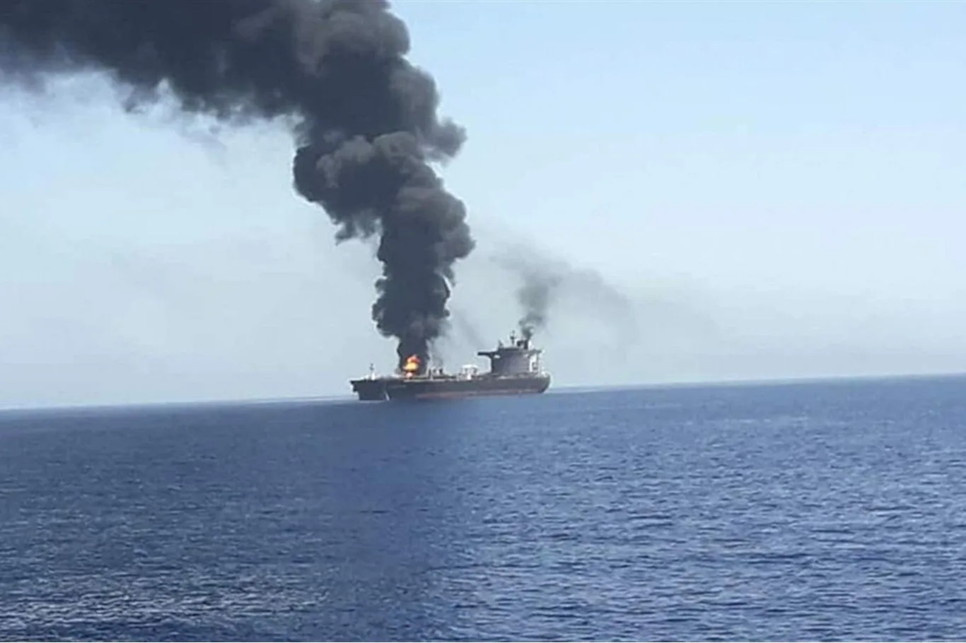 KATAR AÇIKLARINDA TANKER VURULDU