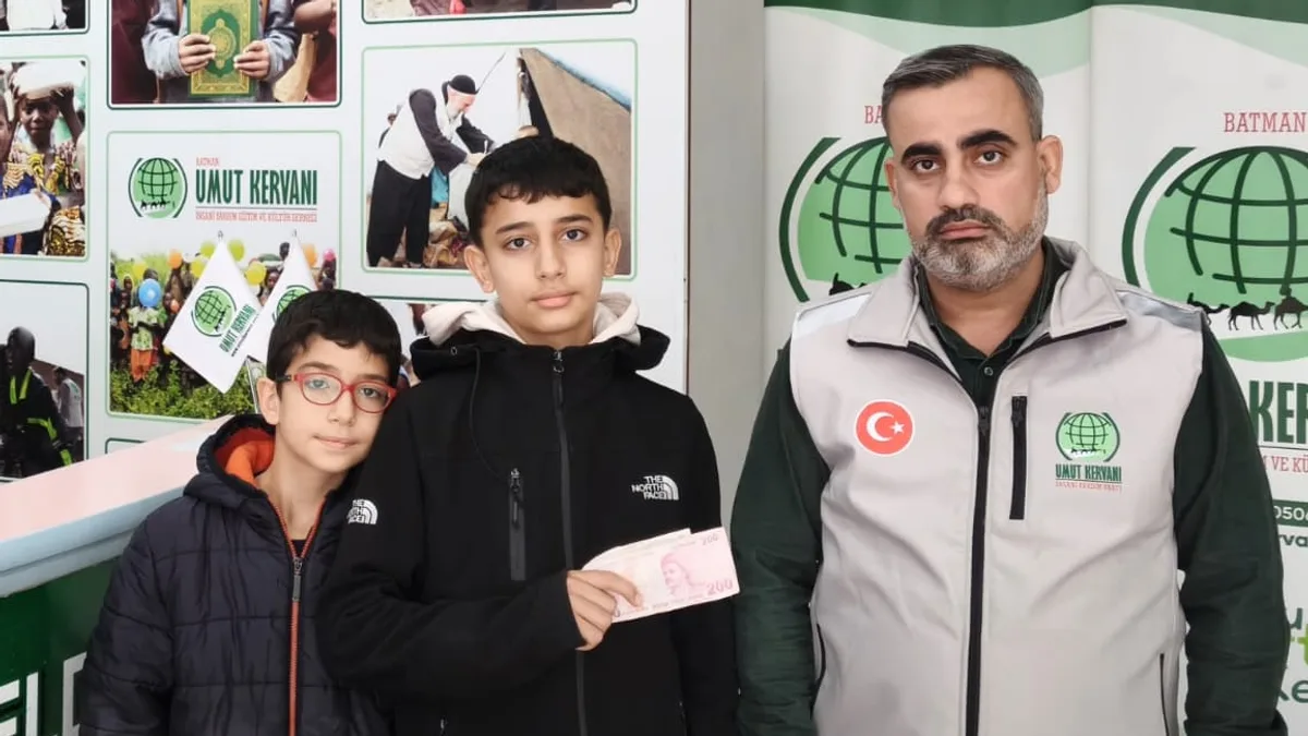 12 YAŞINDAKİ ENES İLK BURSLULUK PARASINI GAZZE’YE BAĞIŞLADI
