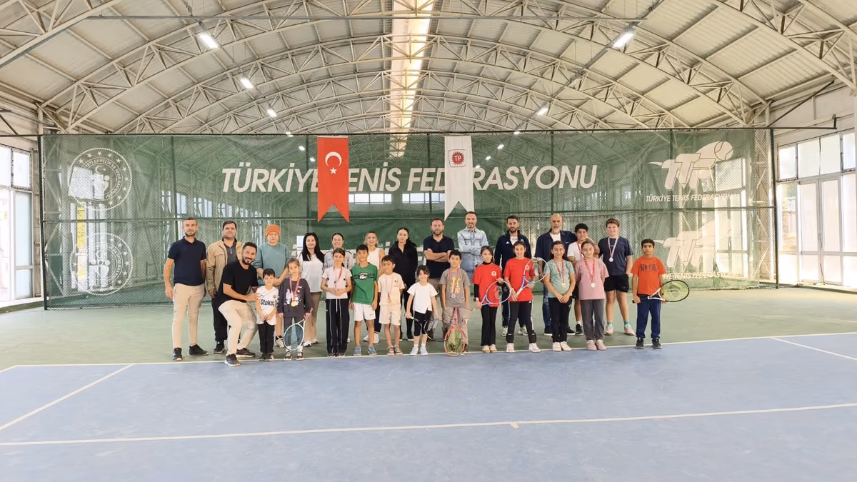 200 SPORCU TENİS ŞAMPİYONASINDA YARIŞTI