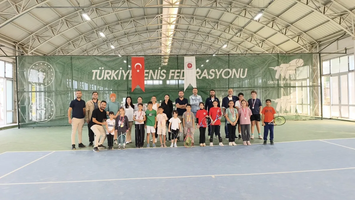 200 SPORCU TENİS ŞAMPİYONASINDA YARIŞTI