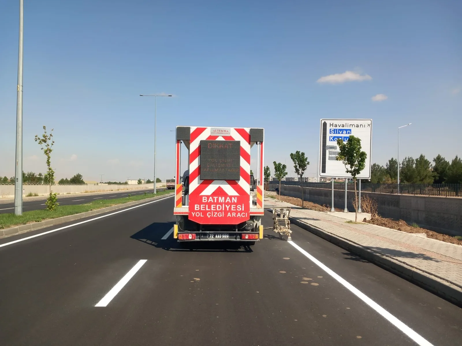 8 KİLOMETRELİK YOL ÇİZGİSİ YENİLENDİ