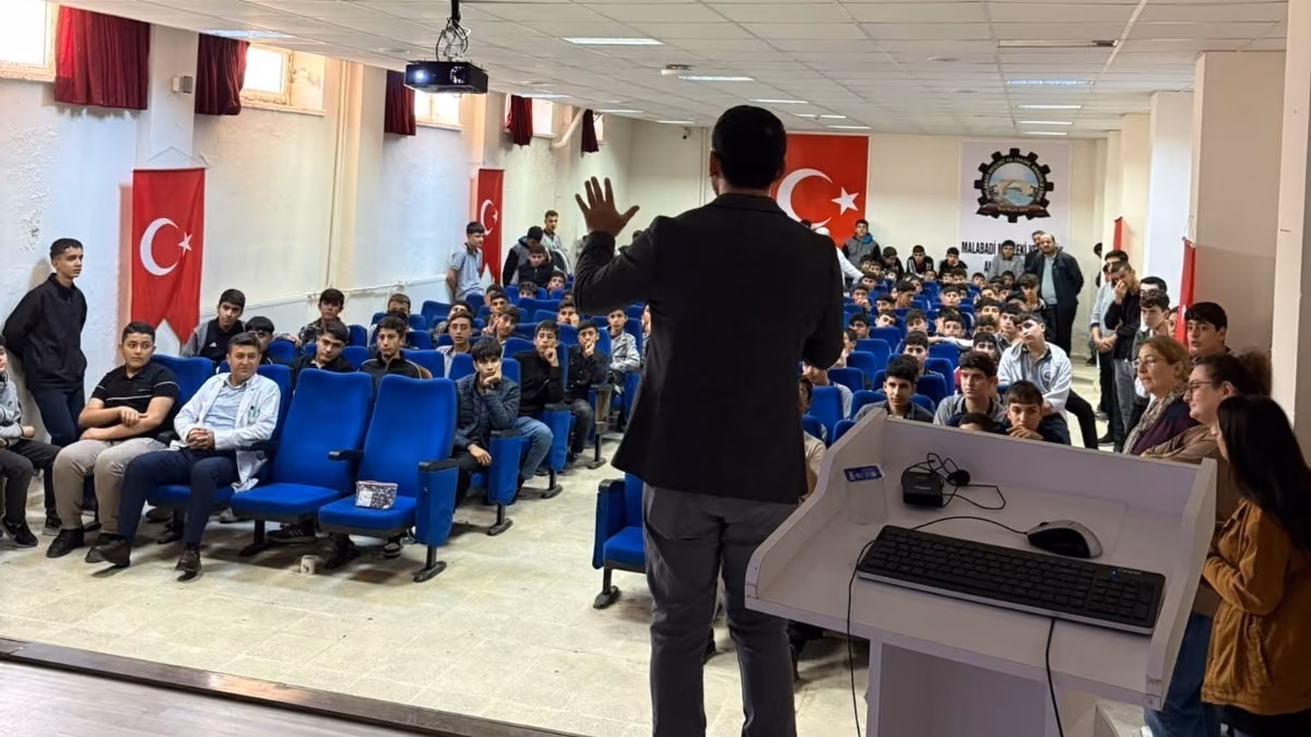 AKADEMİSYENLER 6 LİSEDE ÖĞRENCİLERLE BULUŞTU