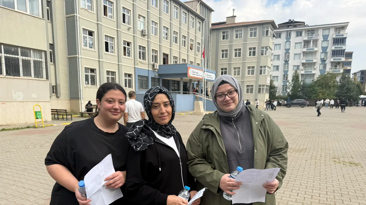 ANNE VE KIZLARI AYNI OKULDA KPSS’YE GİRDİ
