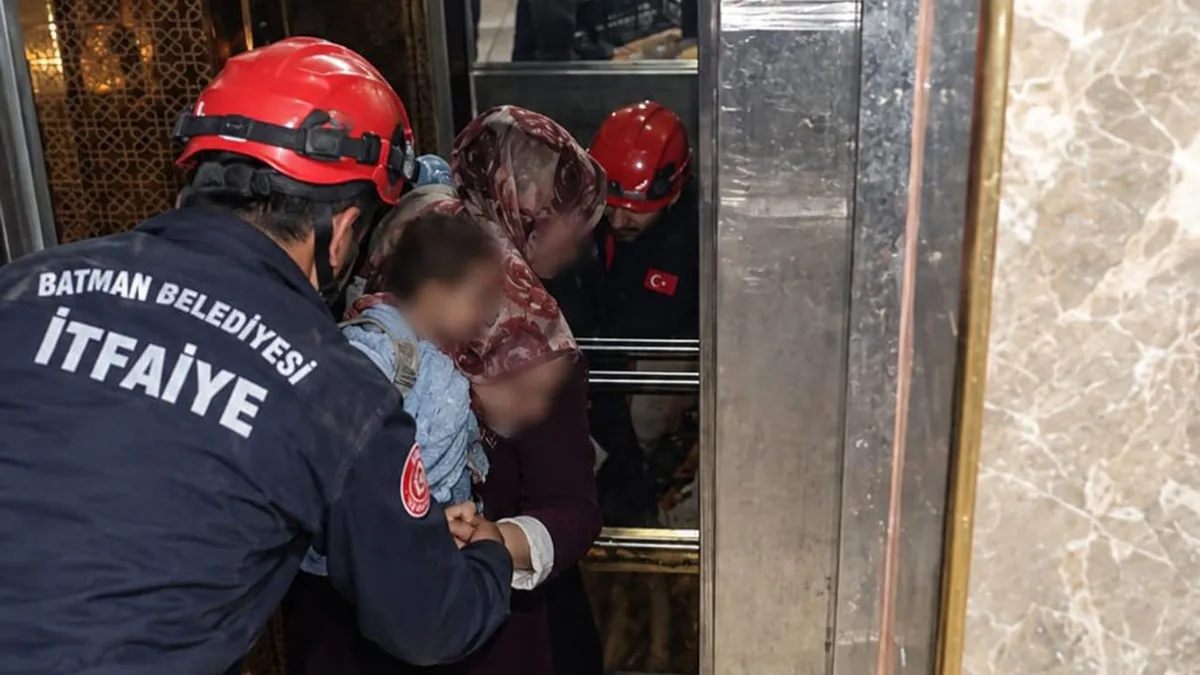 ASANSÖRDE MAHSUR KALAN 2 KİŞİ KURTARILDI